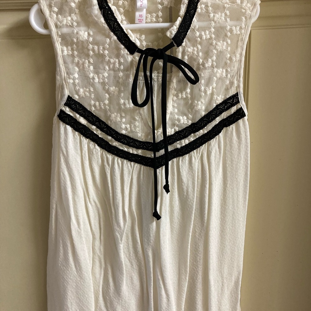 Xhilaration XS White and Black Mixed Material Top